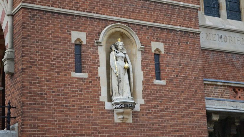 Elizabeth_I_statue_in_Harrow