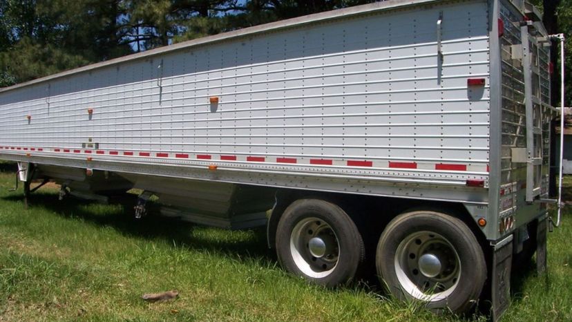 Grain hopper trailer