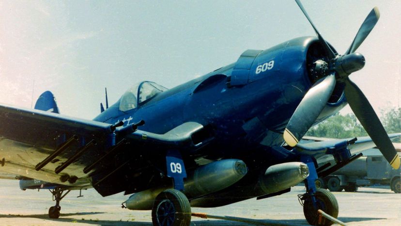 28 Chance_vought_corsair_f4u-5n_FAH-609