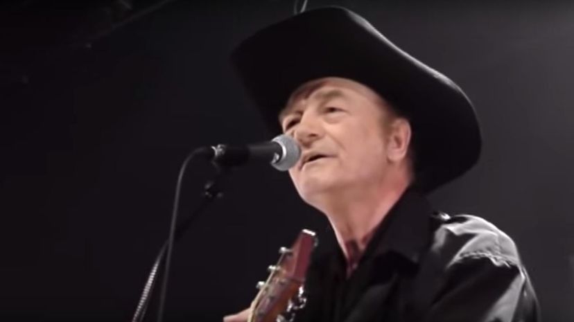 16 - Merry Christmas Everybody - Stompin' Tom Connor