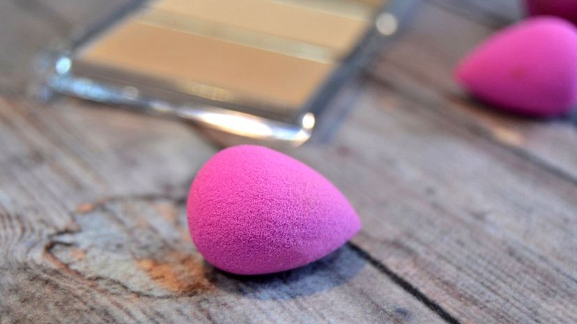 Egg-shaped make-up sponge