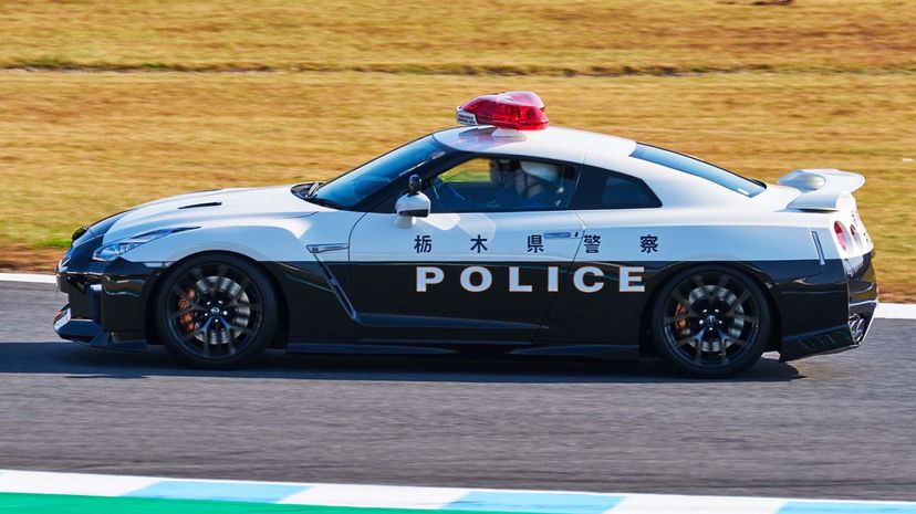 12 - Nissan GT-R police