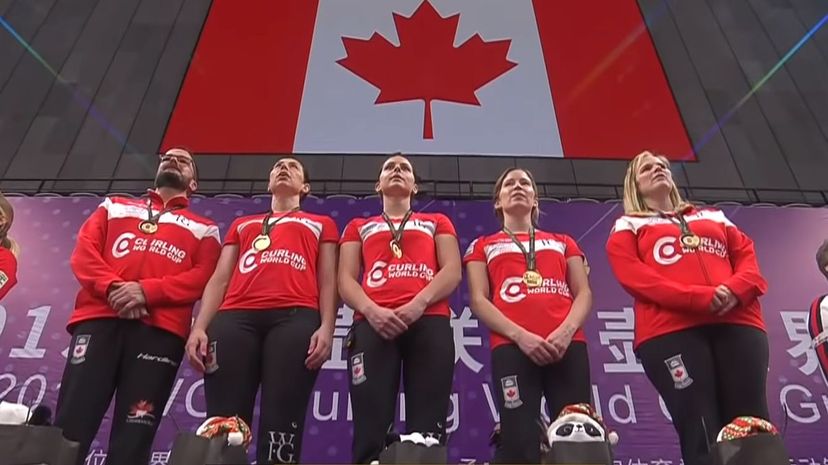 32 curling players canada