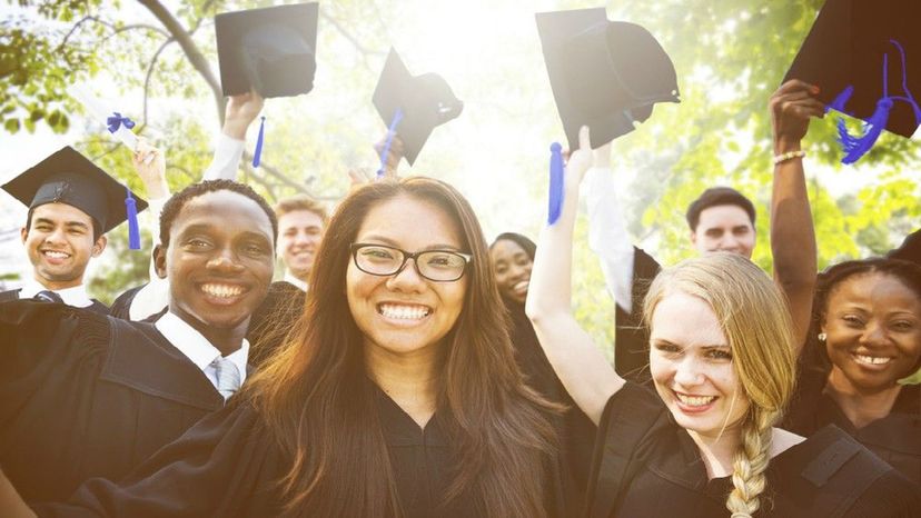 Dinos tus preferencias en comedias de situación y te diremos en qué año te graduaste de secundaria