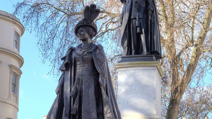 Queen_Elizabeth_statues