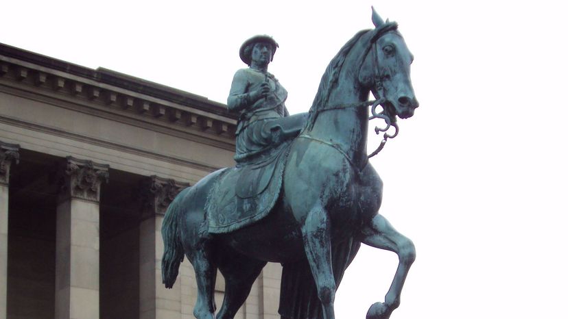 Statue_of_Queen_Victoria,_St_George_s_Plateau,_Liverpool_-_DSC04804