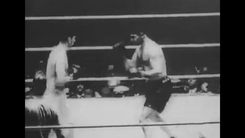 Gene-Tunney-vs.-Jack-Dempsey-a€”,-1927年9月22日＂border=