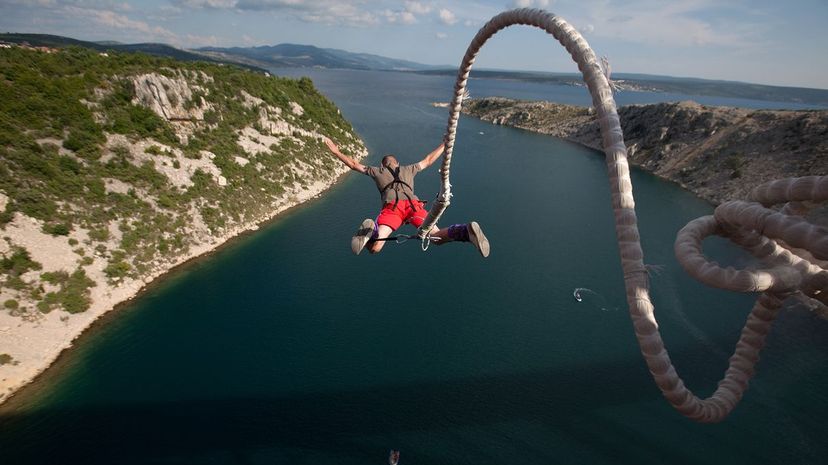 19 Bungee jumping