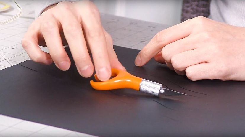 Fingertip craft knife