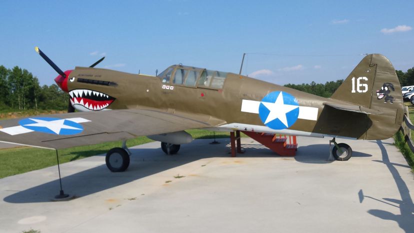 18 Curtiss_P40_Warhawk