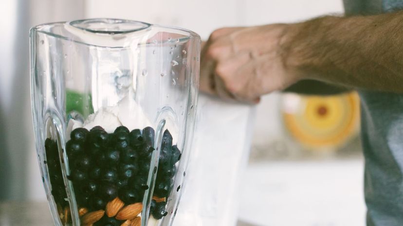 Preparing smoothie