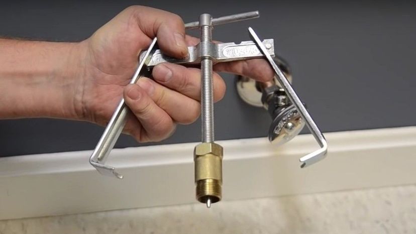 Faucet handle puller