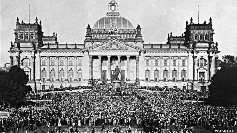 Demonstration against the treaty in front of the Reichstag