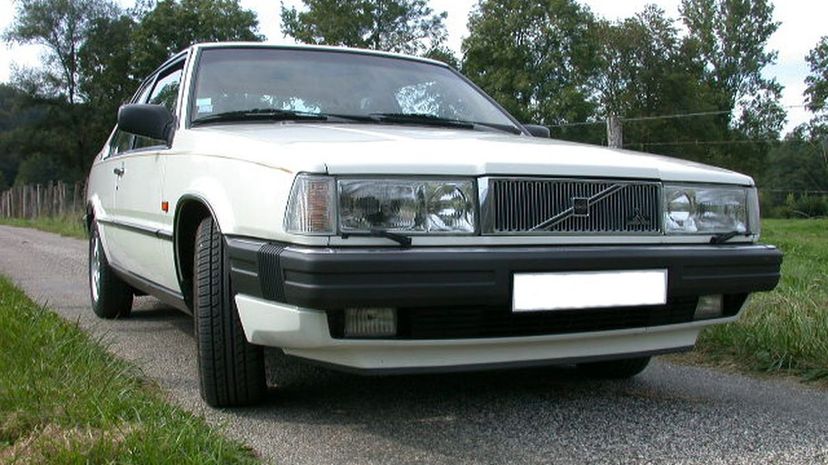 40-Volvo_780_Coupe_Bertone_-_face_avant