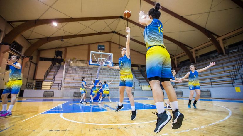 28 - basketball women play