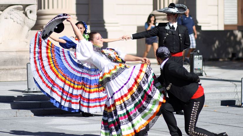 Jarabe Tapatio dancers