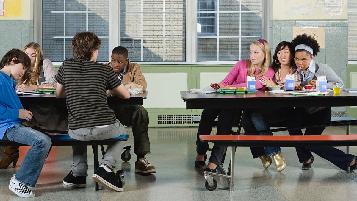 Школьники бегут в школу. Группа дети 7-16 лет фото. Дети идут из школы. Школьник идет по улице. Ребенок убегает из школы.