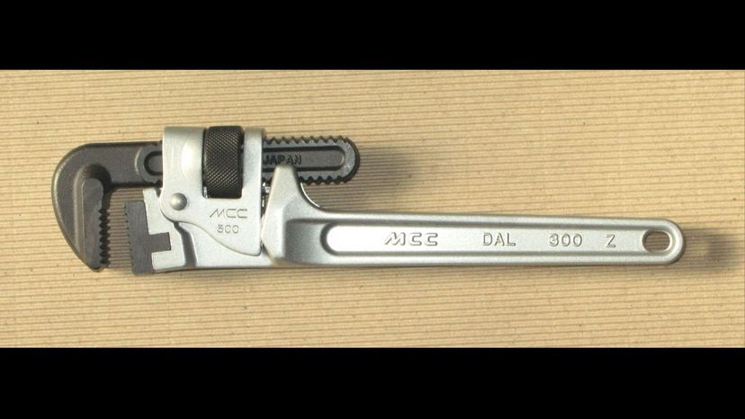 Adjustable pipe wrench