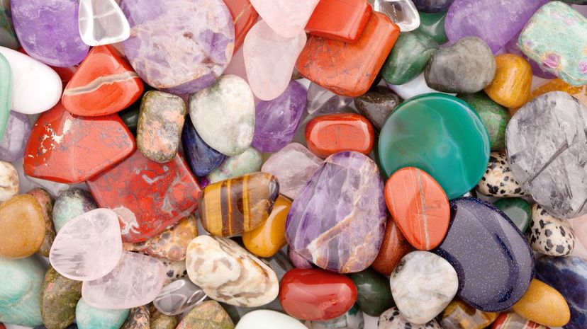 What is the difference between minerals, crystals and (gem) stones?