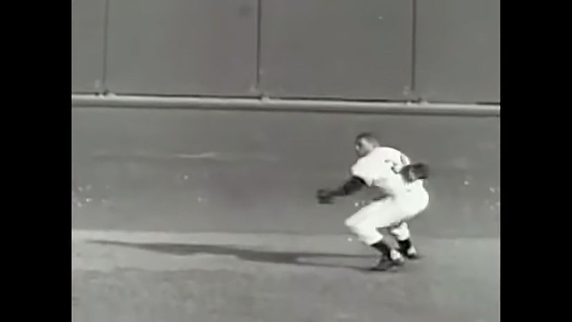 Willie Mays makes a great catch (1954)