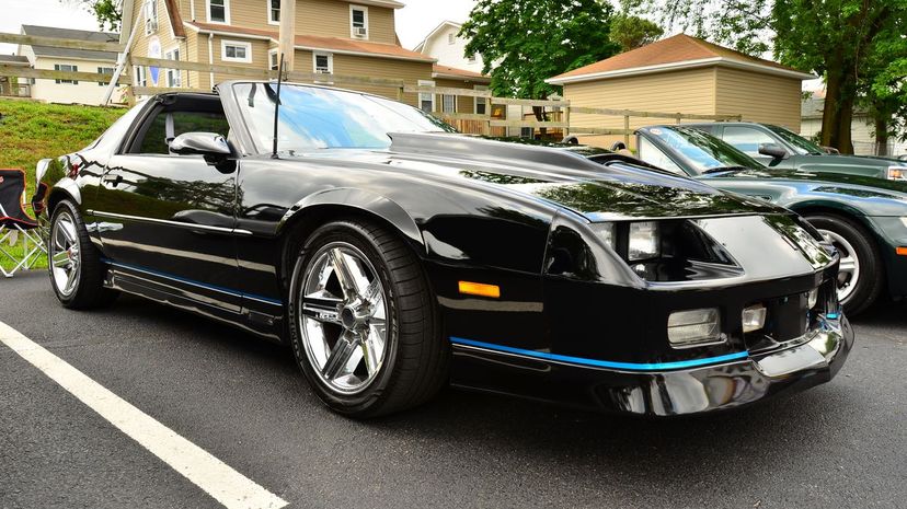 4-1989_Chevy_Camaro_IROC-Z_With_a_Blue_Line