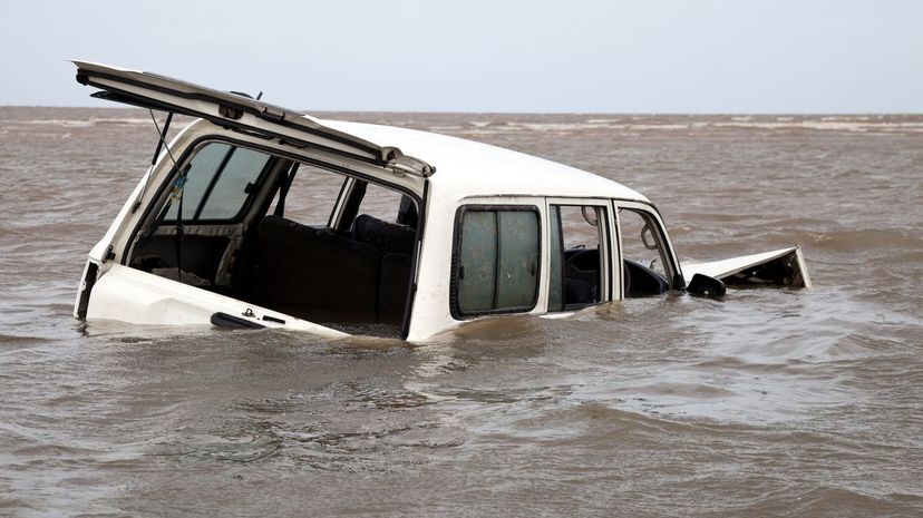 17 car stuck in flood