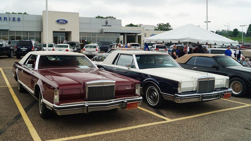 8-Lincoln_Continental_Mark_V_&amp;_1980_Lincoln_Continental_Mark_VI_(27233341772)