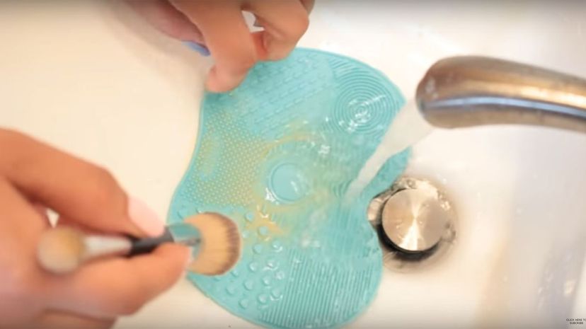 Silicone brush-cleaning mat