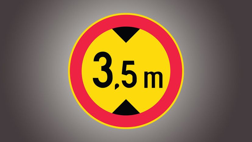 No entry for vehicles over 3.5 meters high