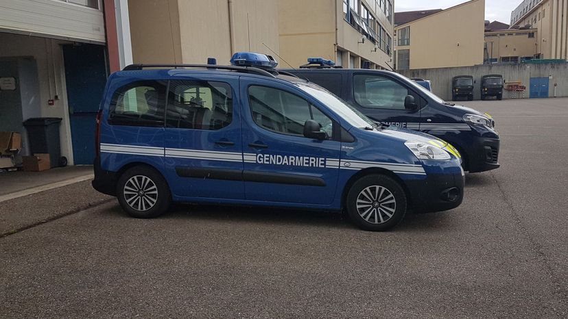 14 French_Peugeot_Traveler_Gendarmerie_Car