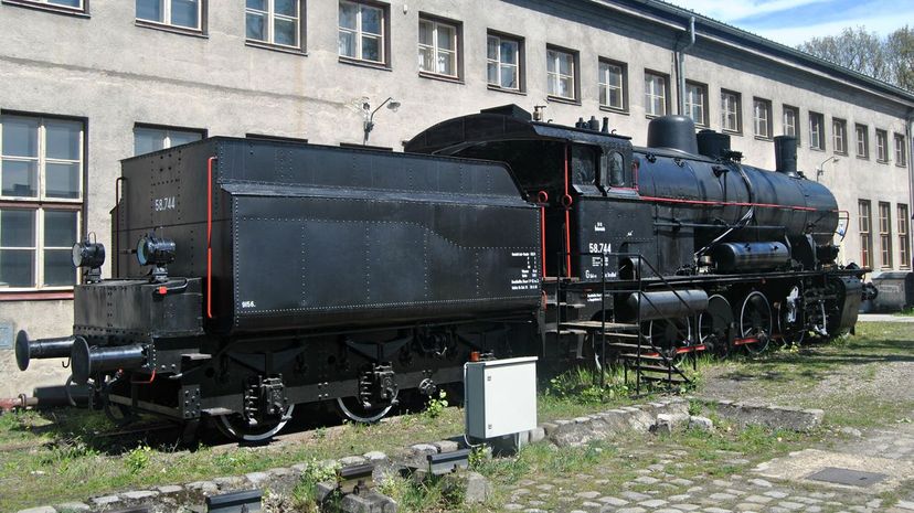 22_Locomotive and tender
