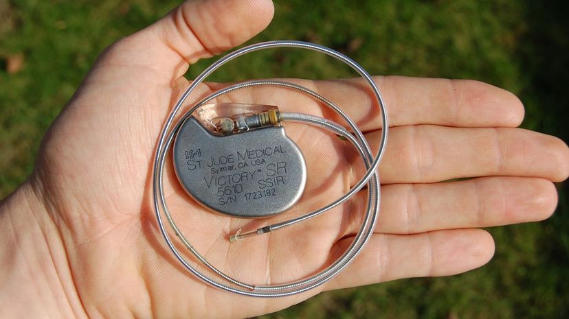 1 Pacemaker_in_hand