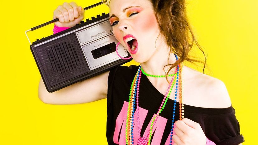 магнитофон на плече. вечеринка в стиле 90-х баннер. музыка в стиле 90х. девушка с магнитофоном. вечеринка 90.