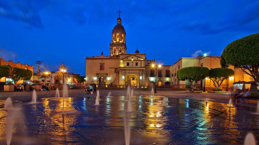 ¿Puedes ubicar al menos 12 ciudades principales en México, a partir de su descripción?