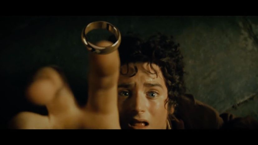 The ring goes onto Frodo's hand at the bar- The Fellowship of the Ring 