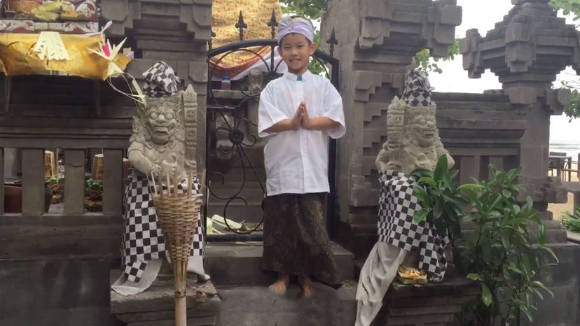 Indonesia-(Balinese-temple-dress)