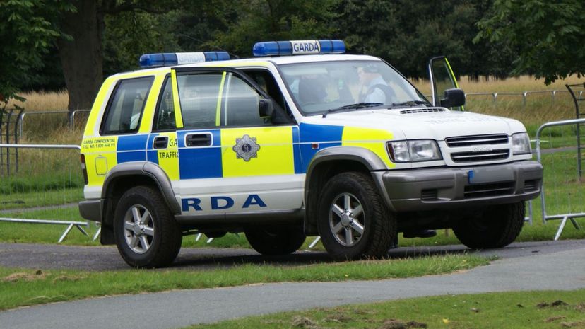 40 - Isuzu Trooper police