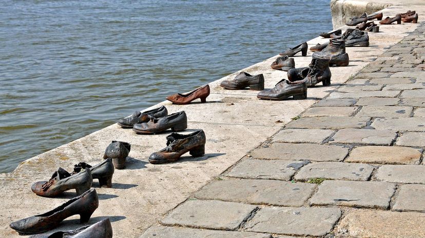 37_Shoes on the Danube