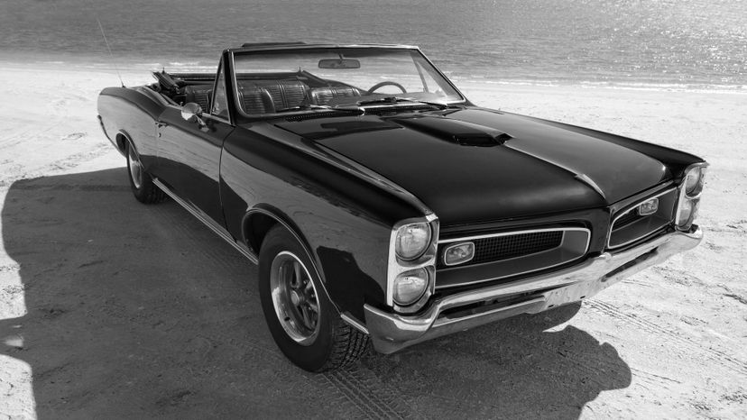 ¿Puedes identificar estos autos de los 60 a partir de una foto en blanco y negro?