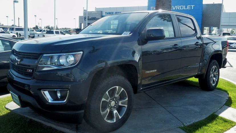 The Chevrolet Colorado (2018) has a mpg rate of 30 on the freeway.