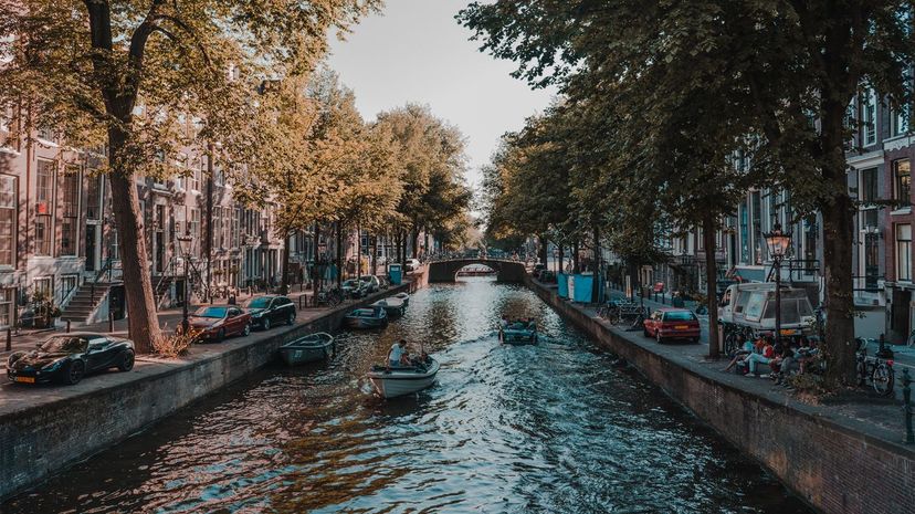Q 07 Amsterdam canals