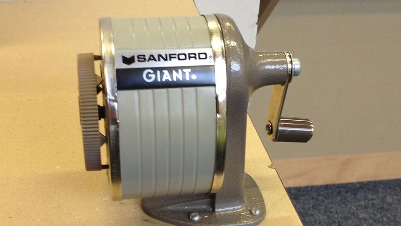 Manually-operated pencil sharpener (with crank)