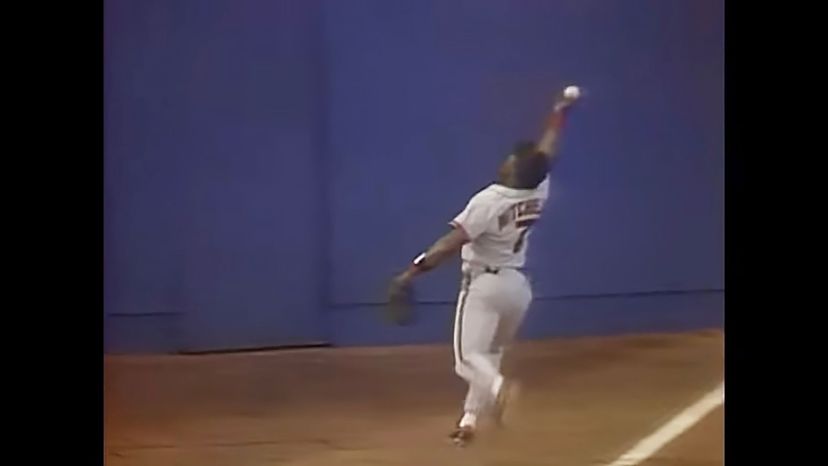 Kevin Mitchell catches ball with bare hand (April 1989)