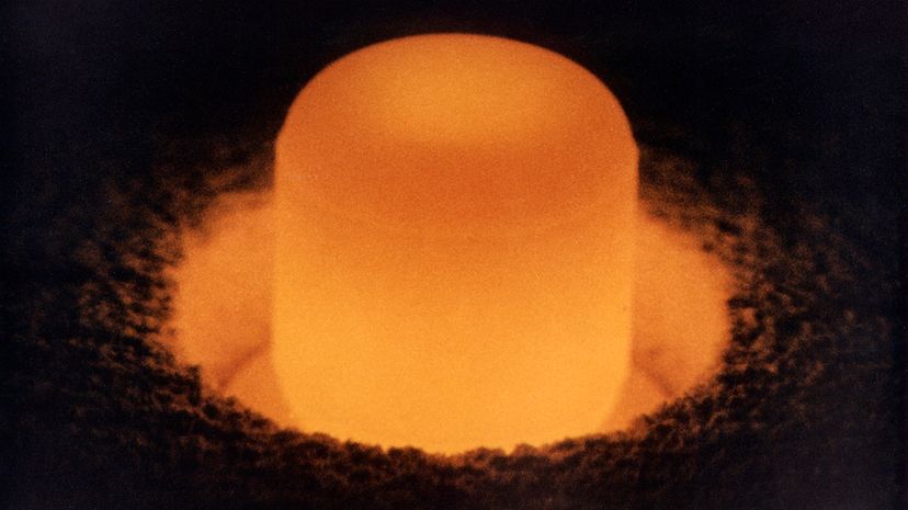 p plutonium-238氧化物颗粒从其自身的热量发光；放射性同位素被用作燃料，以便航天器限制为深空。美国能源部“width=