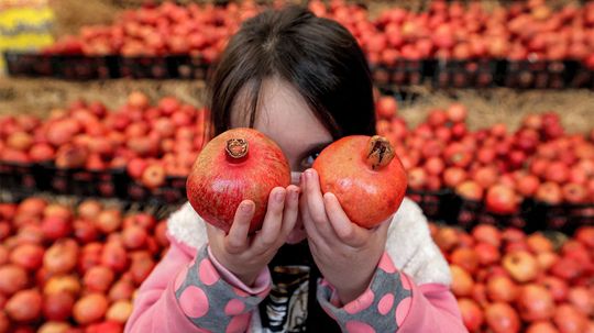 The Easy Way to Cut and Eat a Pomegranate