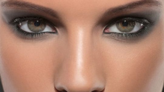 Choosing Dramatic Eye Makeup that Pops“border=