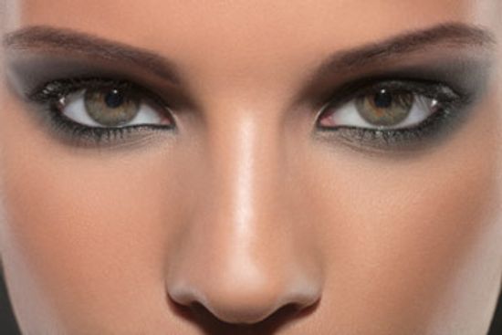 选择弹出的戏剧性的眼妆”class=