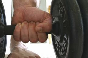 杠铃有损坏财产或压碎手指和脚趾的风险。强力包就不会有这种风险。＂width=