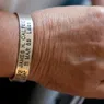 战俘/MIA手镯帮助美国纪念失踪士兵＂width=
