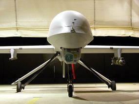 MQ-1捕食者猎人/杀手配备了两枚地狱火导弹和一个目标系统。“border=